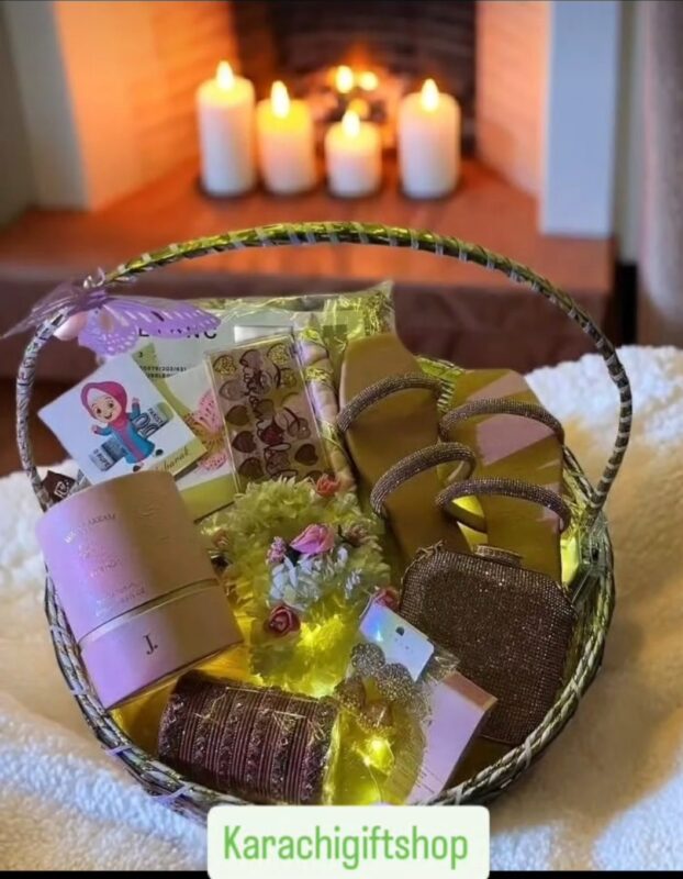 Overseas Pakistanis send Eid gifts to family in Karachi - happy in-laws receiving gift box from USA