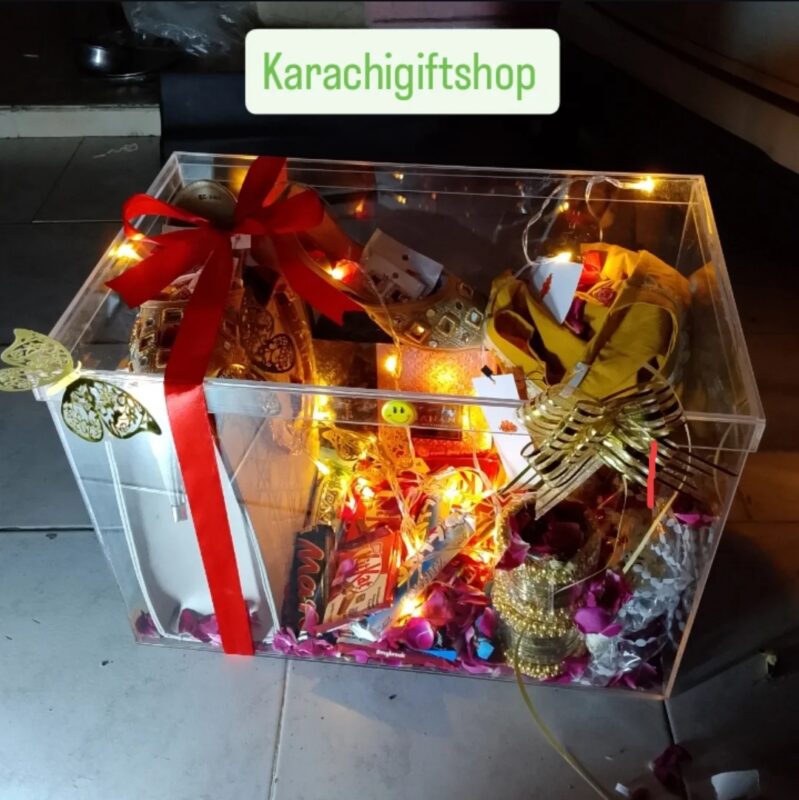 Overseas Pakistanis send Eid gifts to family in Karachi - happy in-laws receiving gift box from USA