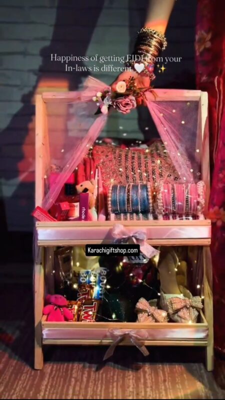 Overseas Pakistanis send Eid gifts to family in Karachi - happy in-laws receiving gift box from USA